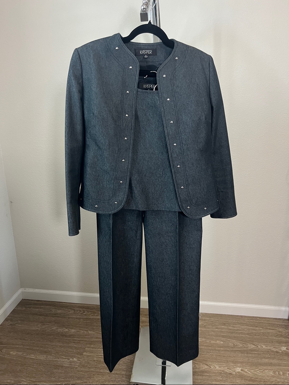 Kasper Grey Women’s 3 Piece Suit Blazer w/ Metal Embellishment Cotton blend Sz 8 - Picture 2 of 9